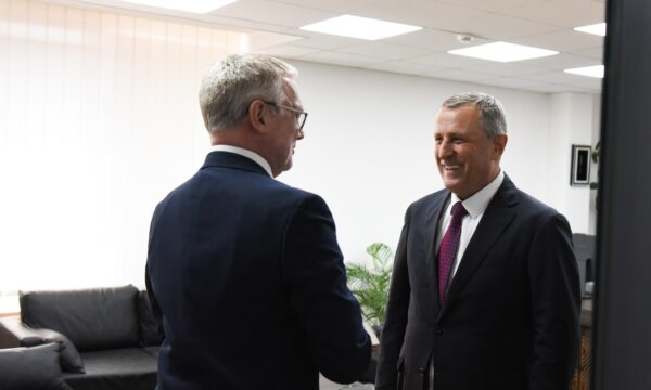 Ambasadori McGurk i shkon në zyrë Isufajt, riafirmon mbështetjen e OSBE’së për Prokurorinë Speciale