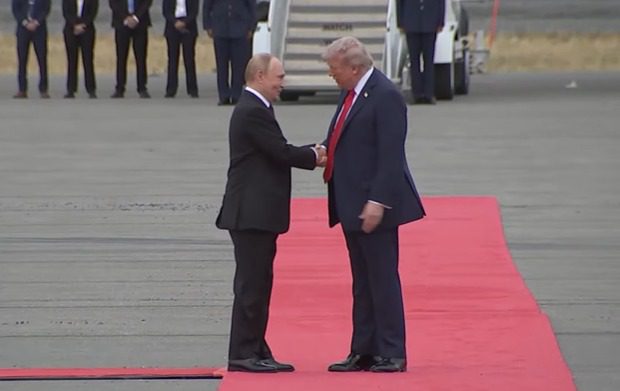 Nis takimi historik në Alaskë, Trump dhe Putin shtrëngojnë duart