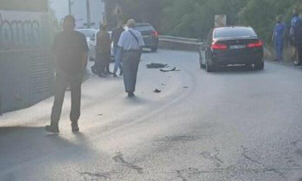 Kamioni godet autobusin pranë liqenit të Badovcit