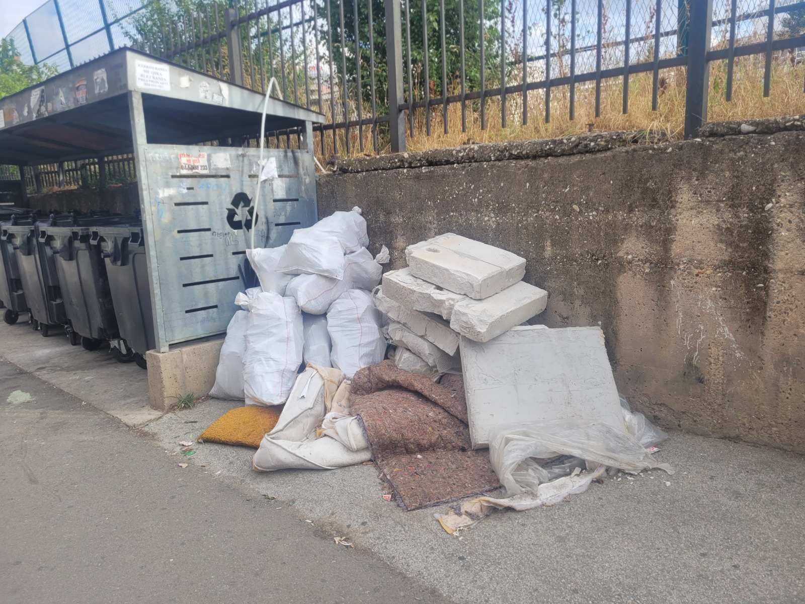 Lënia e mbeturinave ndërtimore e mobiljeve afër kontejnerëve, Rama me lutje për qytetarët