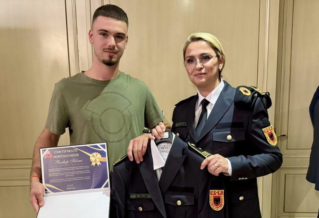 Djali i Rexhep Selimit i dhurohet uniforma e veteranit të UÇK-së