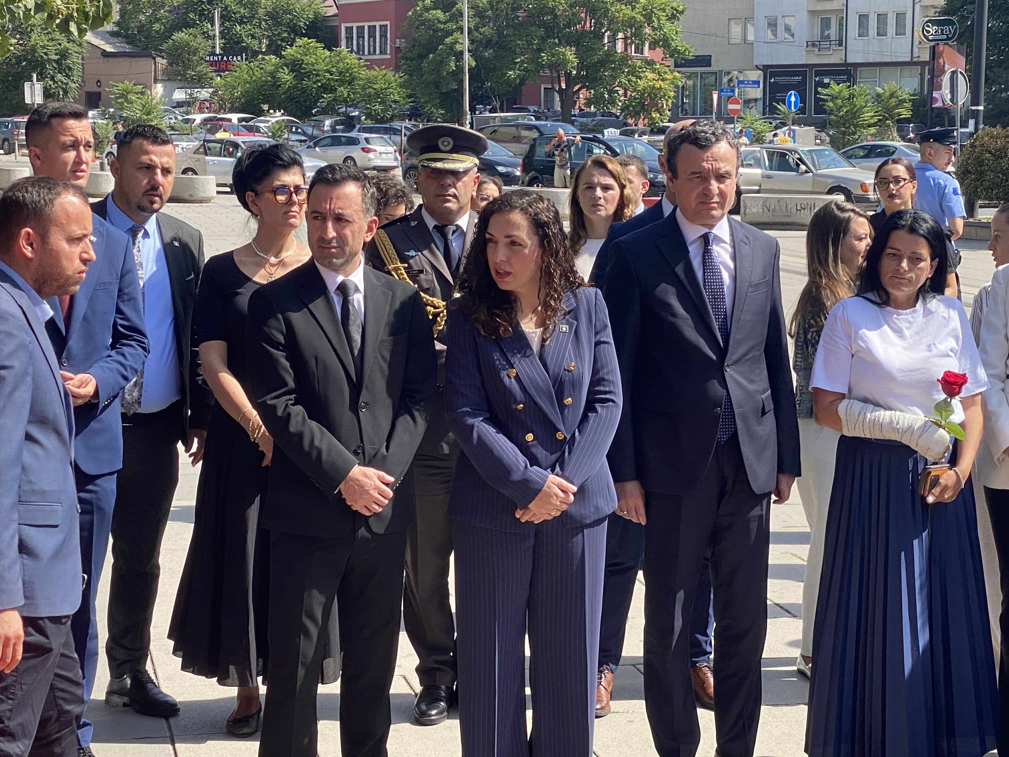 Liderët shtetëror bëjnë homazhe te Monumenti i Personave të Zhdukur