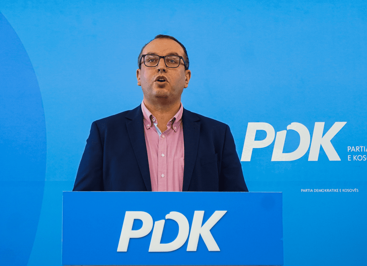 Gjoshi i reagon Pecit pas dështimit të votimit për Gëvallën: PDK, LDK, AAK dhe gruaja e Rexhës
