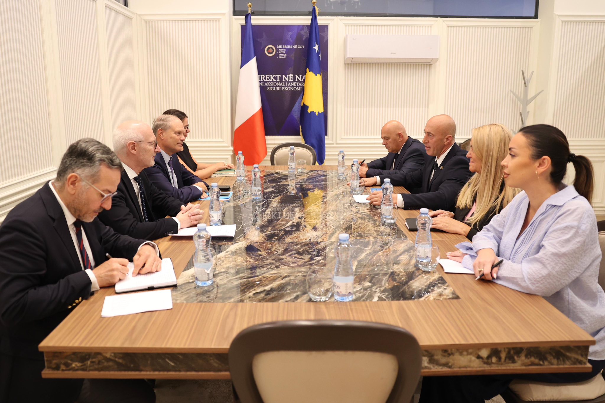 Kreu i AAK-së takohet me emisarin dhe ambasadorin francez