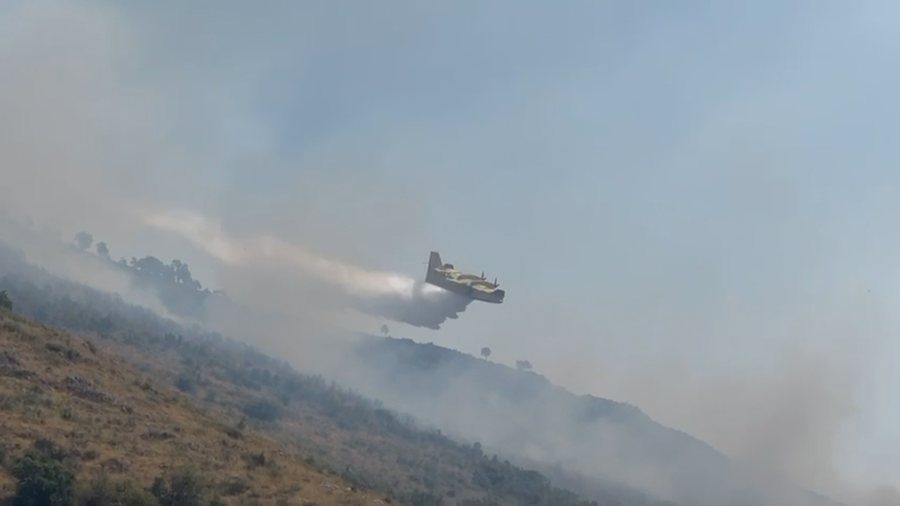 Zjarret në Finiq përkeqësohen, banorët detyrohen të evakuohen