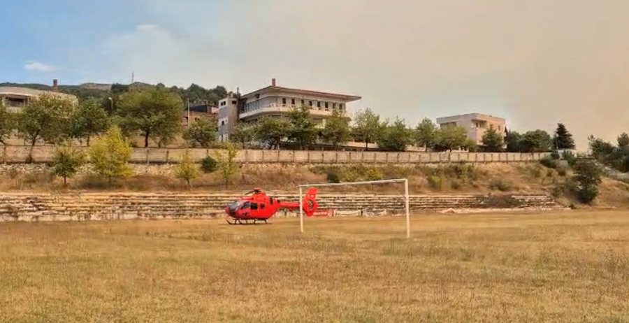 Helikopterët e Emergjencave Civile zbresin në stadiumin e Gramshit, presin të plagosurit