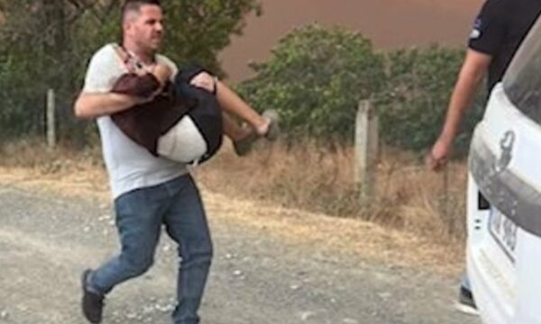 Polici hyn në mes të flakëve për ta shpëtuar të moshuarën në Gramsh