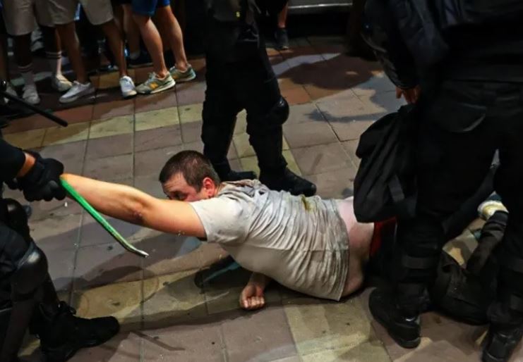 Protesta të mëdha fillojnë në të gjithë Serbinë
