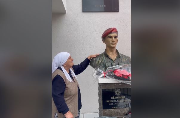 “Djali jem tani je ardhë në katun tanin” – Moment emocionues i nënës së dëshmorit Bahri Gollopeni