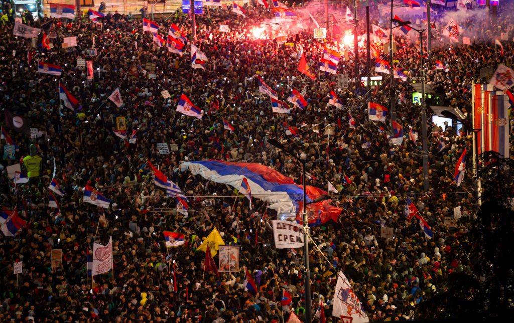 Protestat në Serbi – Dhunë, kaos dhe kërcënime në sheshe