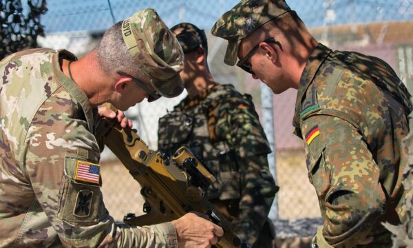 Ushtarët gjermanë të KFOR-it organizojnë ekspozitë armësh në Bondsteel për kolegët amerikanë
