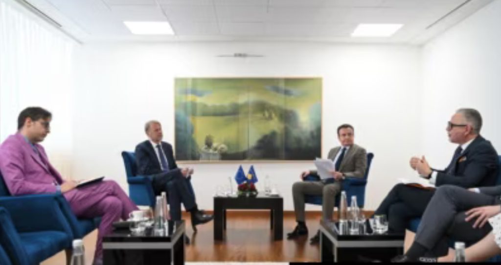 Reagon Qeveria pas njoftimit se BE-ja shmang takimet në ndërtesën qeveritare