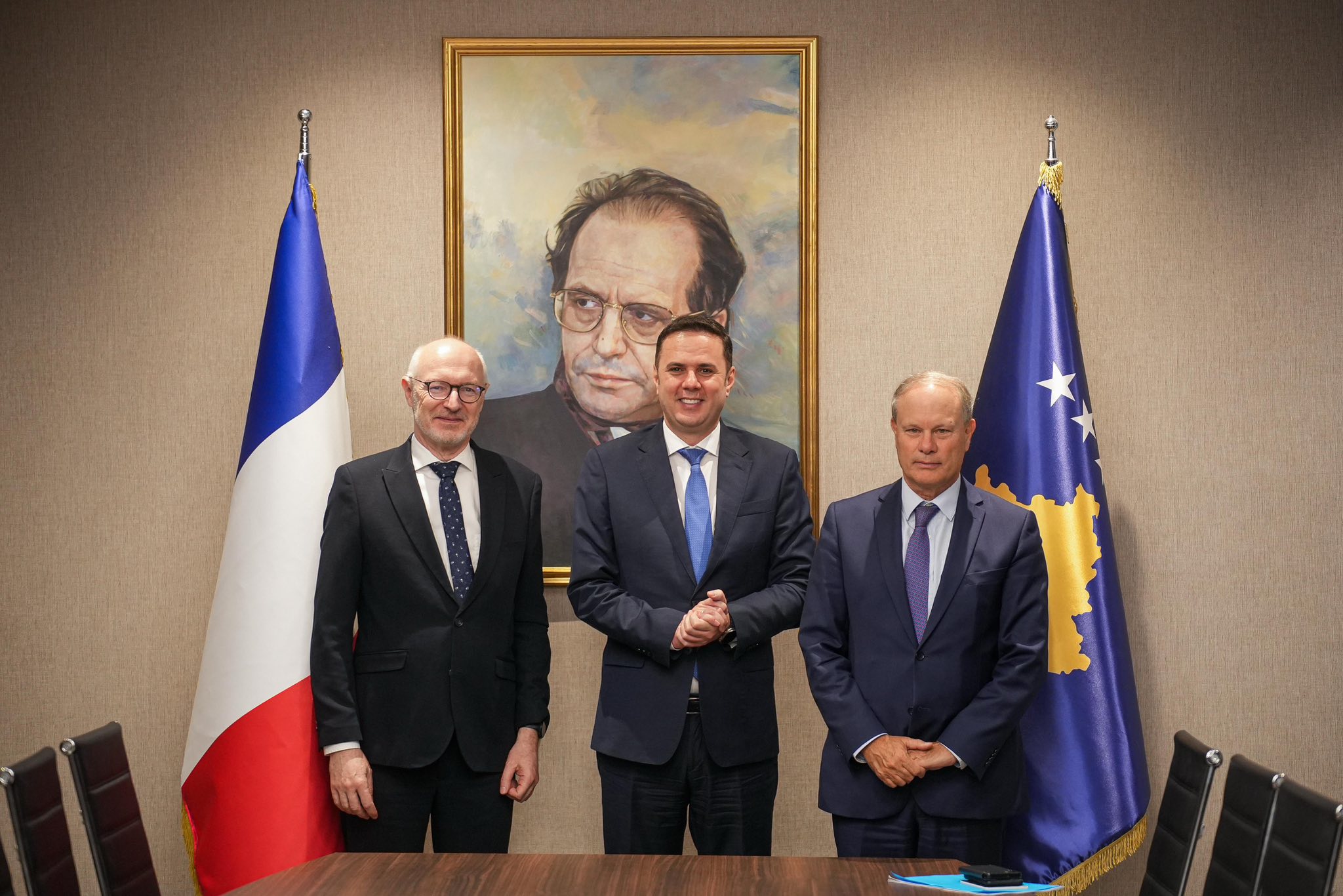 Abdixhiku takohet me diplomatë francezë
