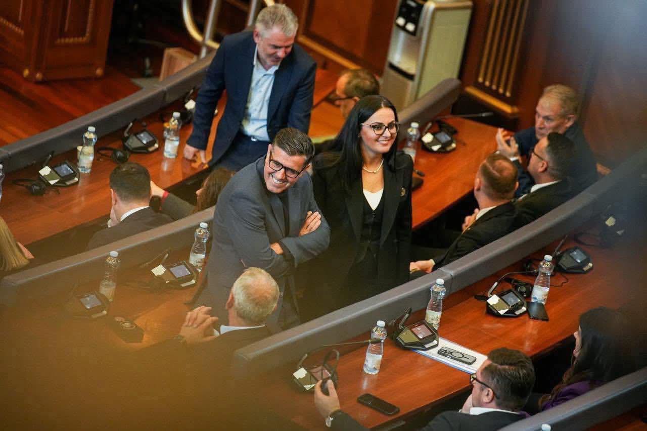 Haziri për konstituimin e Kuvendit: Politikë një hap para e dy prapa