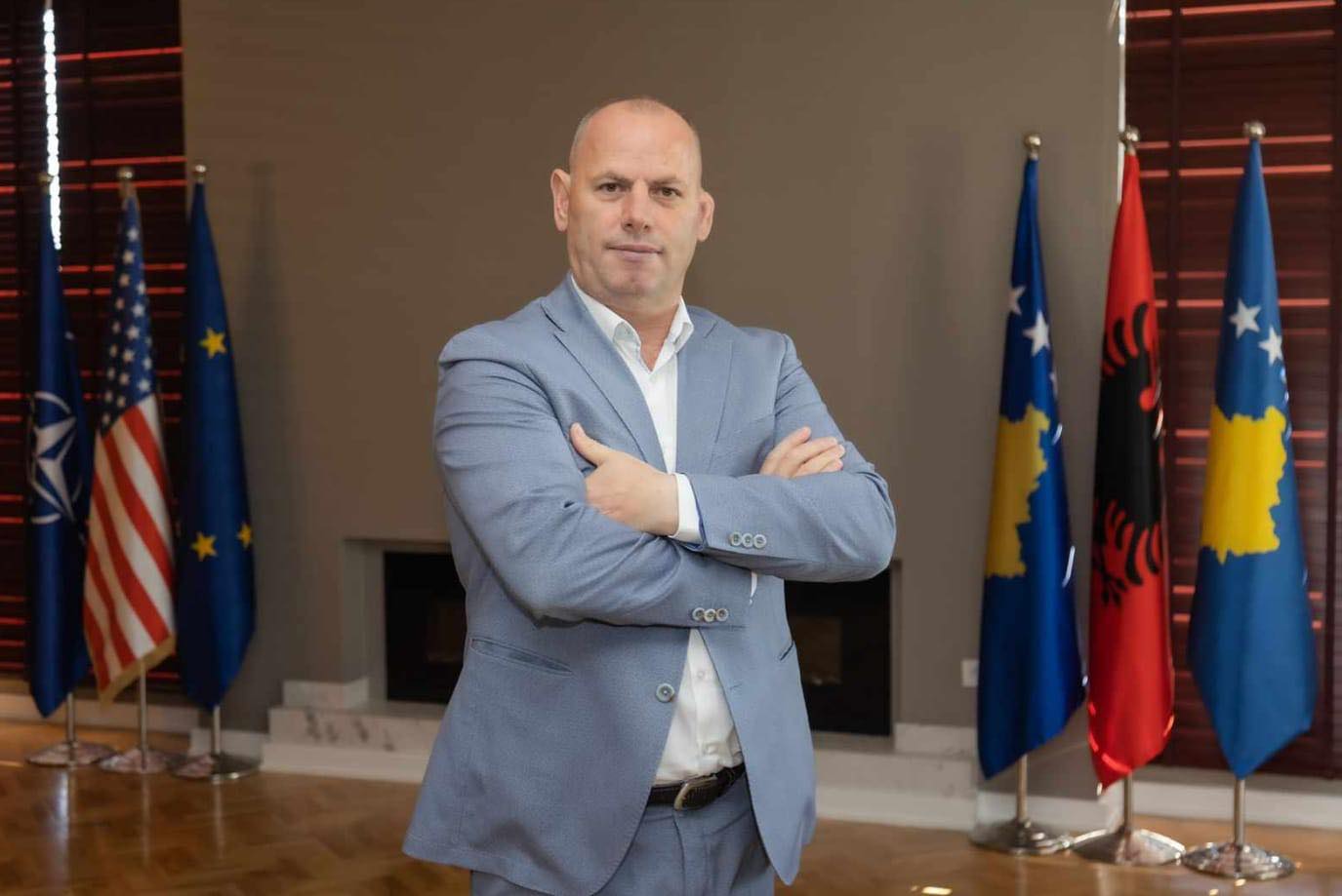 Zyrat me qera, Lladrovci i reagon “degës me logon e PDK-së”: Akt i shëmtuar, s’është ide nga Drenasi