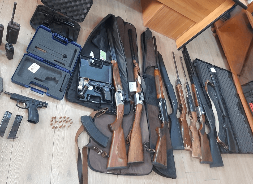 Policia gjen 11 armë në shtëpinë e një 70-vjeçari në Ferizaj