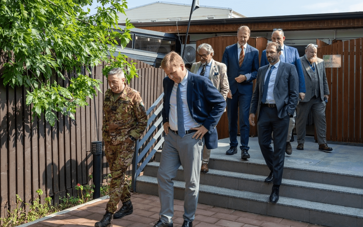 I dërguari i BE-së takohet me komandantin e KFOR-it, flasin për sigurinë në Kosovë