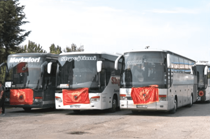 Protesta ndaj Speciales, mbërrijnë autobusë nga Gjilani, Peja, Prizreni, Istogu e Suhareka