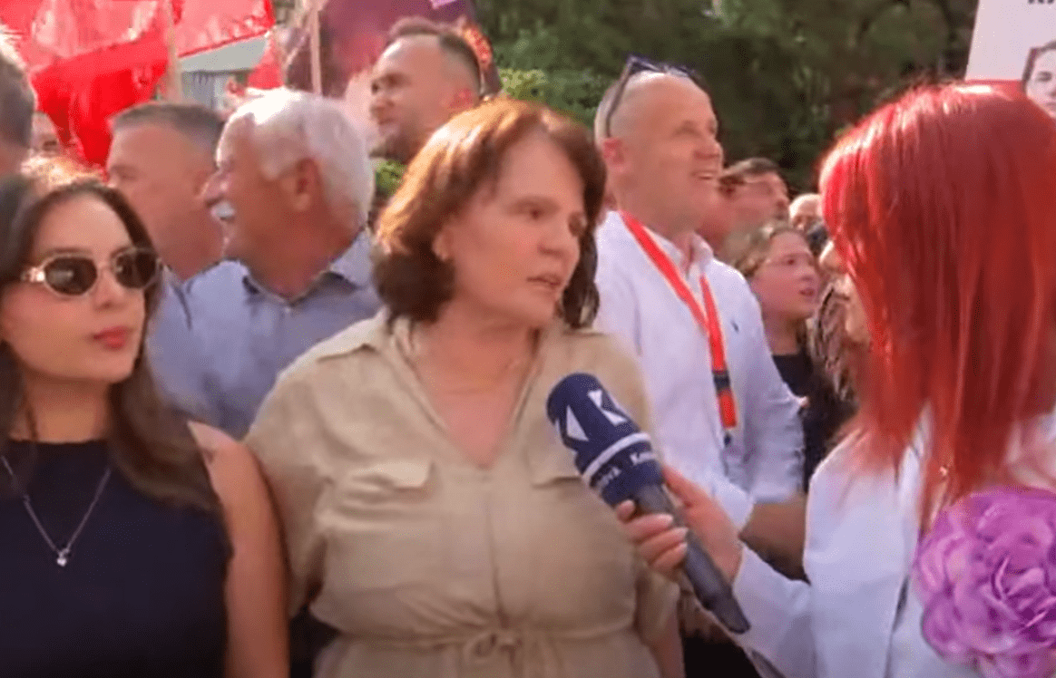 Bashkëshortja e Jakup Krasniqit në protestë: Populli vendos për çlirimtarët