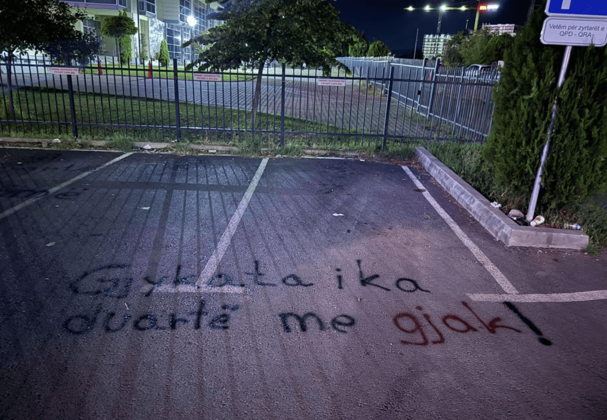 “Qendra e fajdeve”, vendosen grafite proteste para Gjykatës dhe Prokurorisë në Gjilan