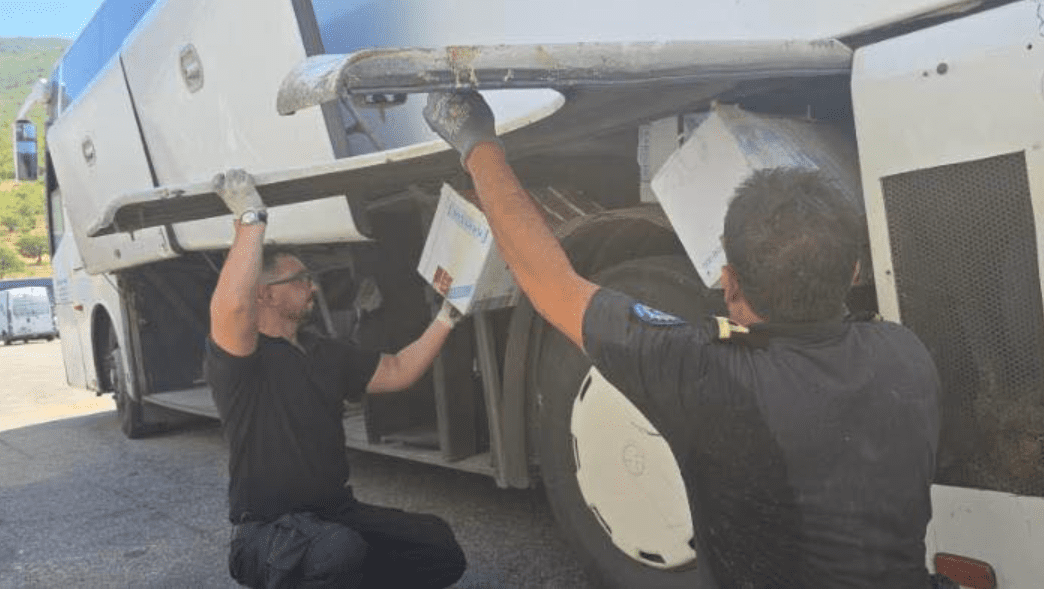 Konfiskohen 80 mijë cigare të fshehura në dy autobusë në Mitrovicë