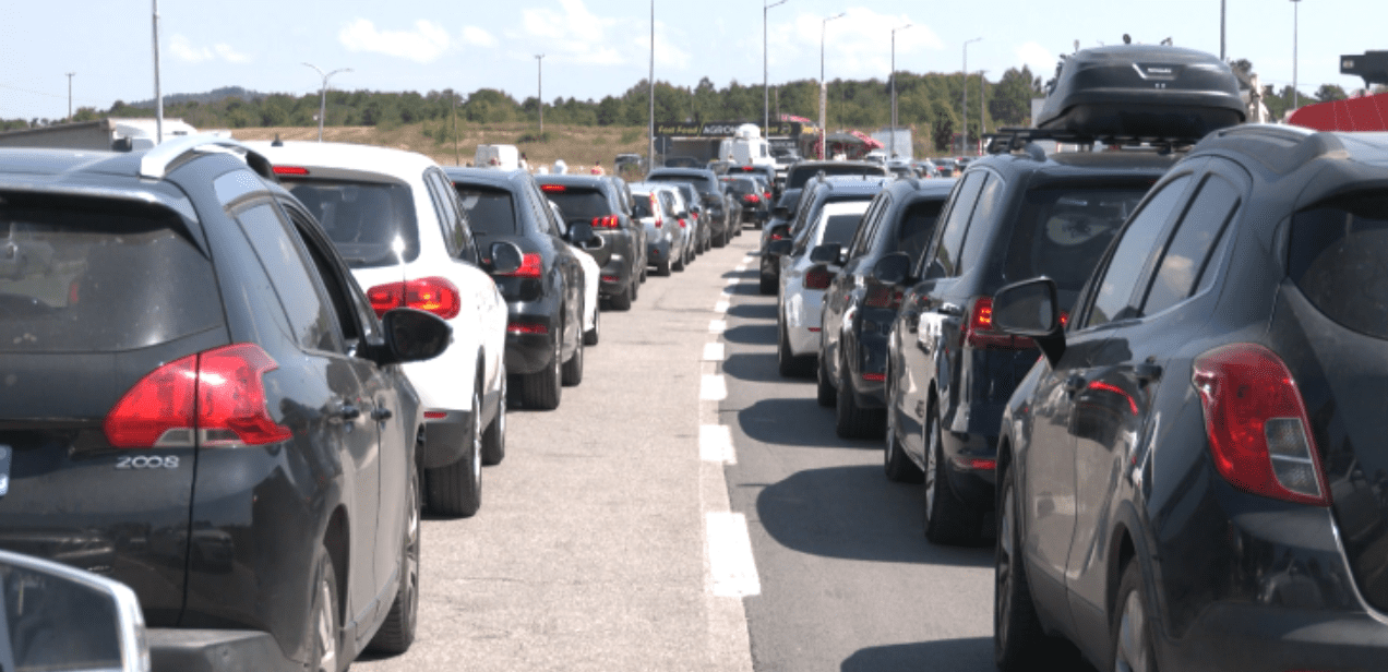 Dy orë e gjysmë pritje në Merdarë, për të dalë nga Kosova