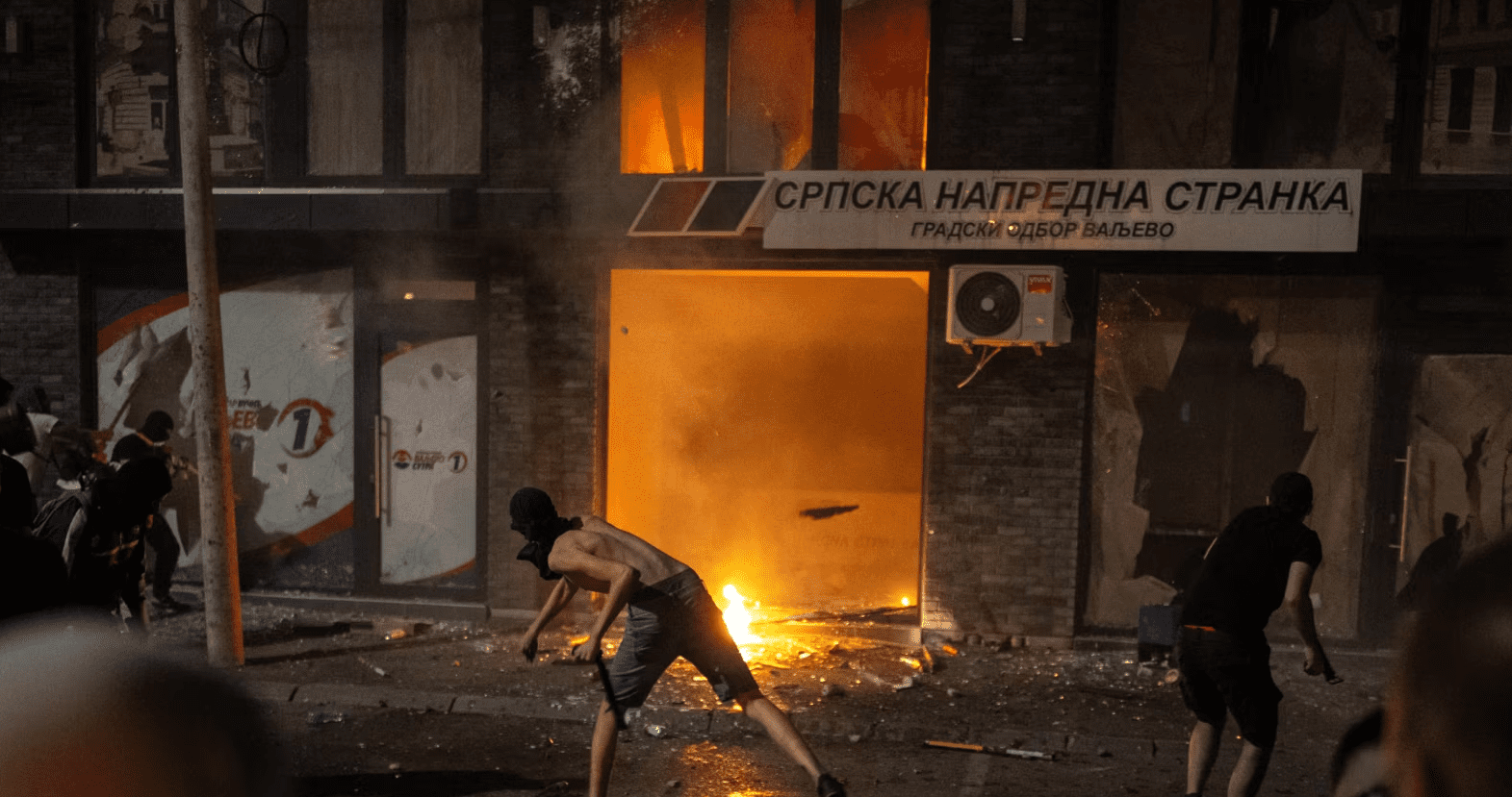 Vuçiq: Nuk po e shqyrtojmë shpalljen e gjendjes së jashtëzakonshme