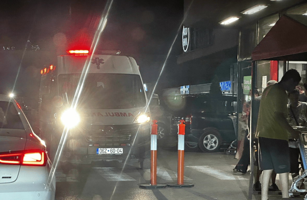 Ambulanca shihet para një qendre tregtare në Gjilan, dyshohet se një person ra nga shkallët