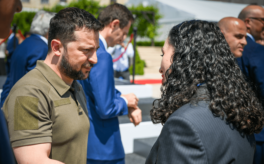 “Kosova qëndron me Ukrainën”, Osmani uron Zelenskyn në përvjetorin e Pavarësisë
