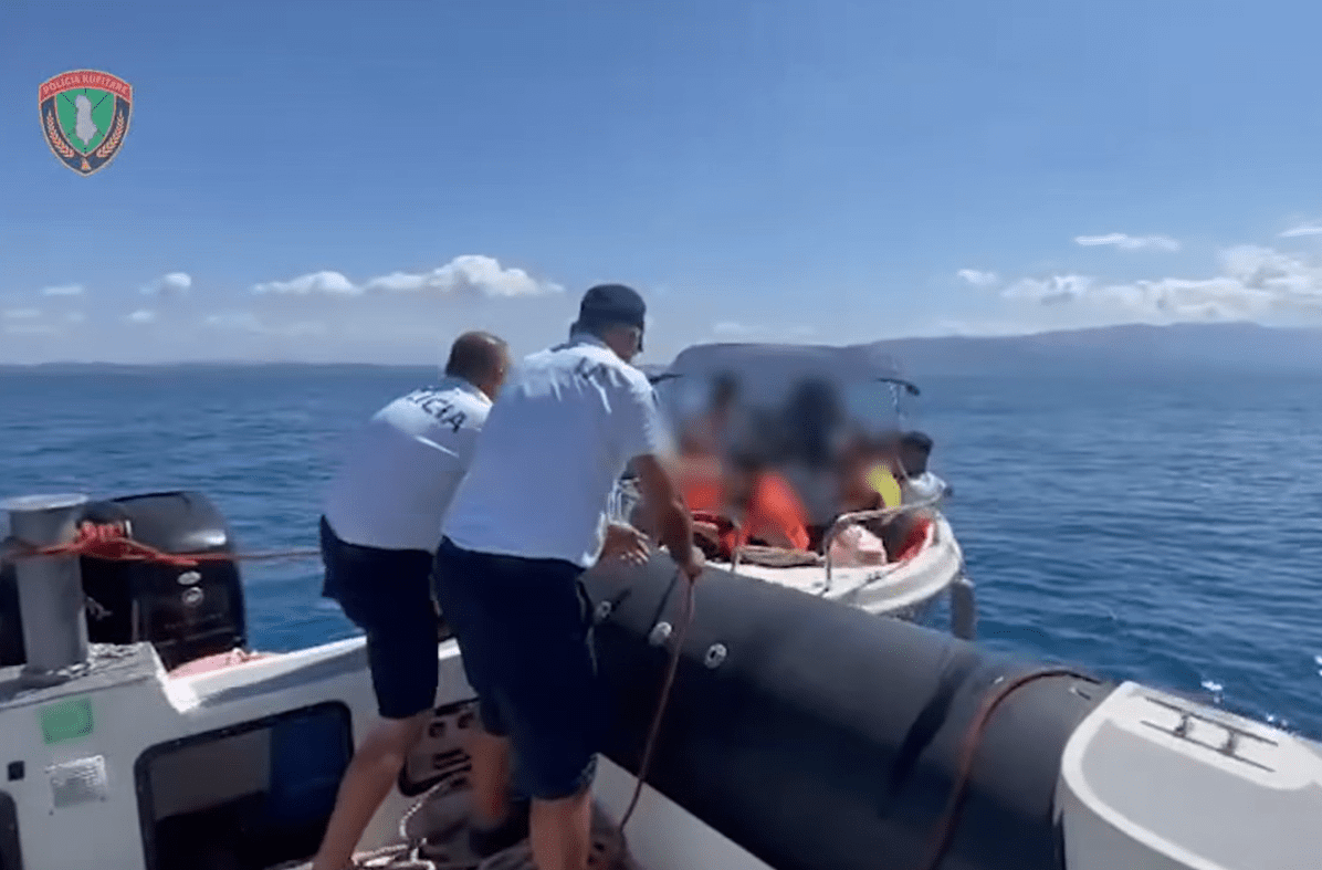 Në Ksamil u shpëtuan 28 pushues që po rrezikoheshin në det të hapur