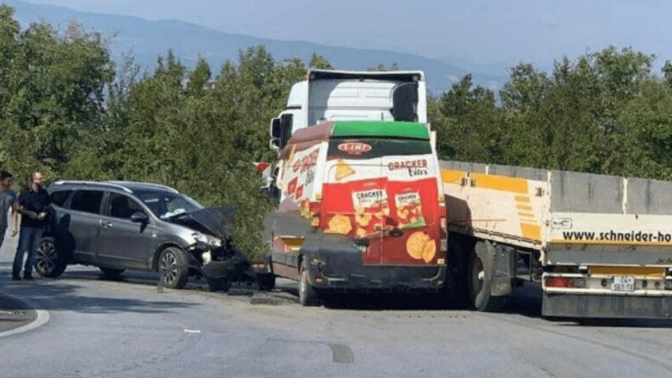 Aksident mes tri veturave dhe një kamioni në Prizren, disa të lënduar