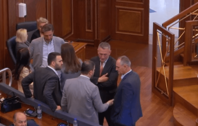 Rashiq shihet duke biseduar me deputetët e PDK-së
