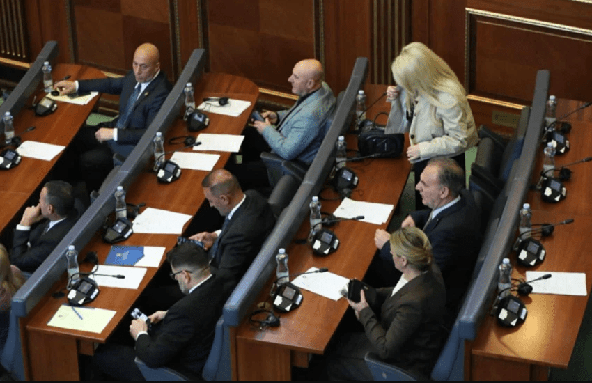 “A ka dalë Adem Hoxha nga grupi i AAK-së për t’ia bërë Listës Serbe nënshkrimet për Kushtetuesen?”
