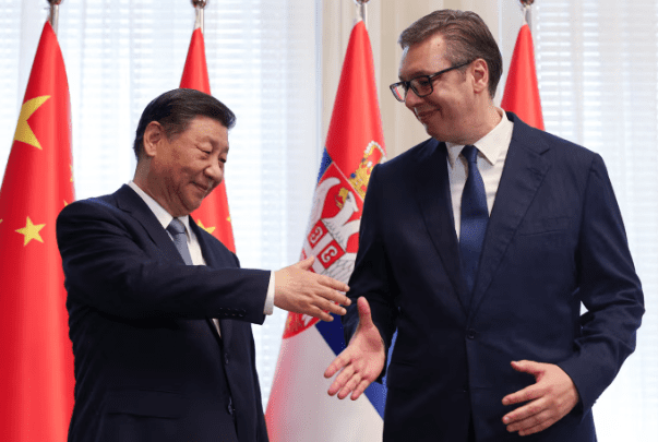 Vuçiq shkon së bashku me liderë të sanksionuar nga Perëndimi në paradën ushtarake në Kinë