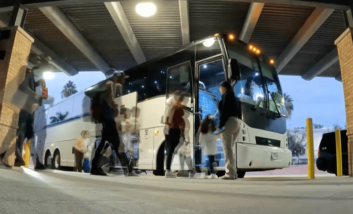 Policia e Kosovës kap 18 shtetas të huaj ilegalë në autobusin Mitrovicë-Beograd