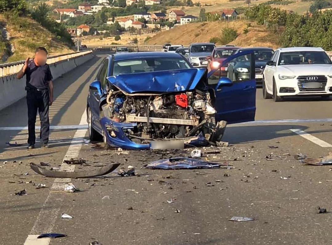 Aksident trafiku në autostradën “Ibrahim Rugova”, lëndohet një grua