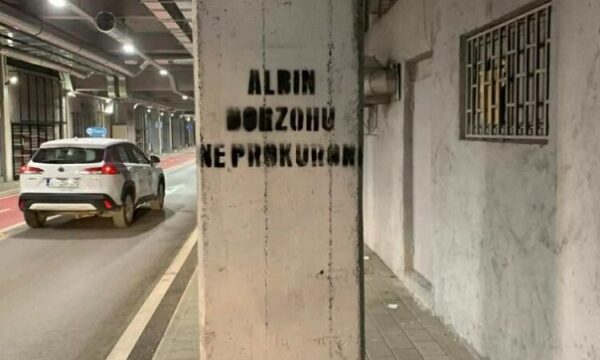 Në Prishtinë shfaqën grafite “Albin dorëzohu në Prokurori”
