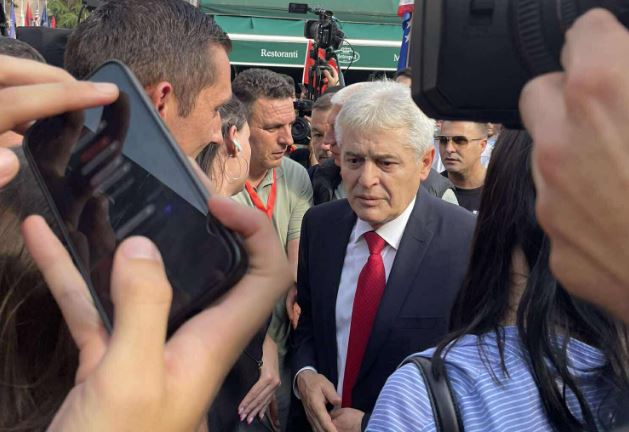 Ali Ahmeti i bashkohet protestës në Prishtinë kundër padrejtësive ndaj ish-krerëve të UÇK-së në Hagë