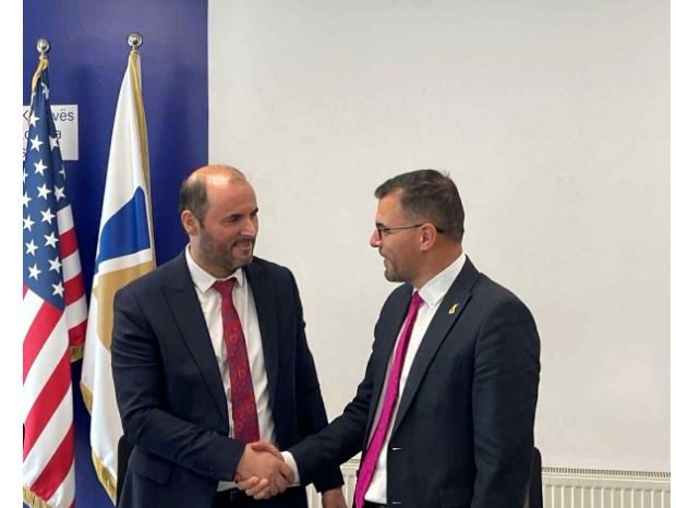 Ilir Murtezaj ia dorëzon postin e drejtorit të ATK-së Mentor Hysenit