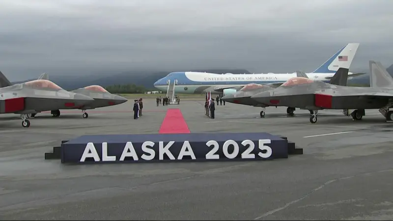 Trump zbarkon në Alaskë përpara bisedimeve për Ukrainën me Putinin