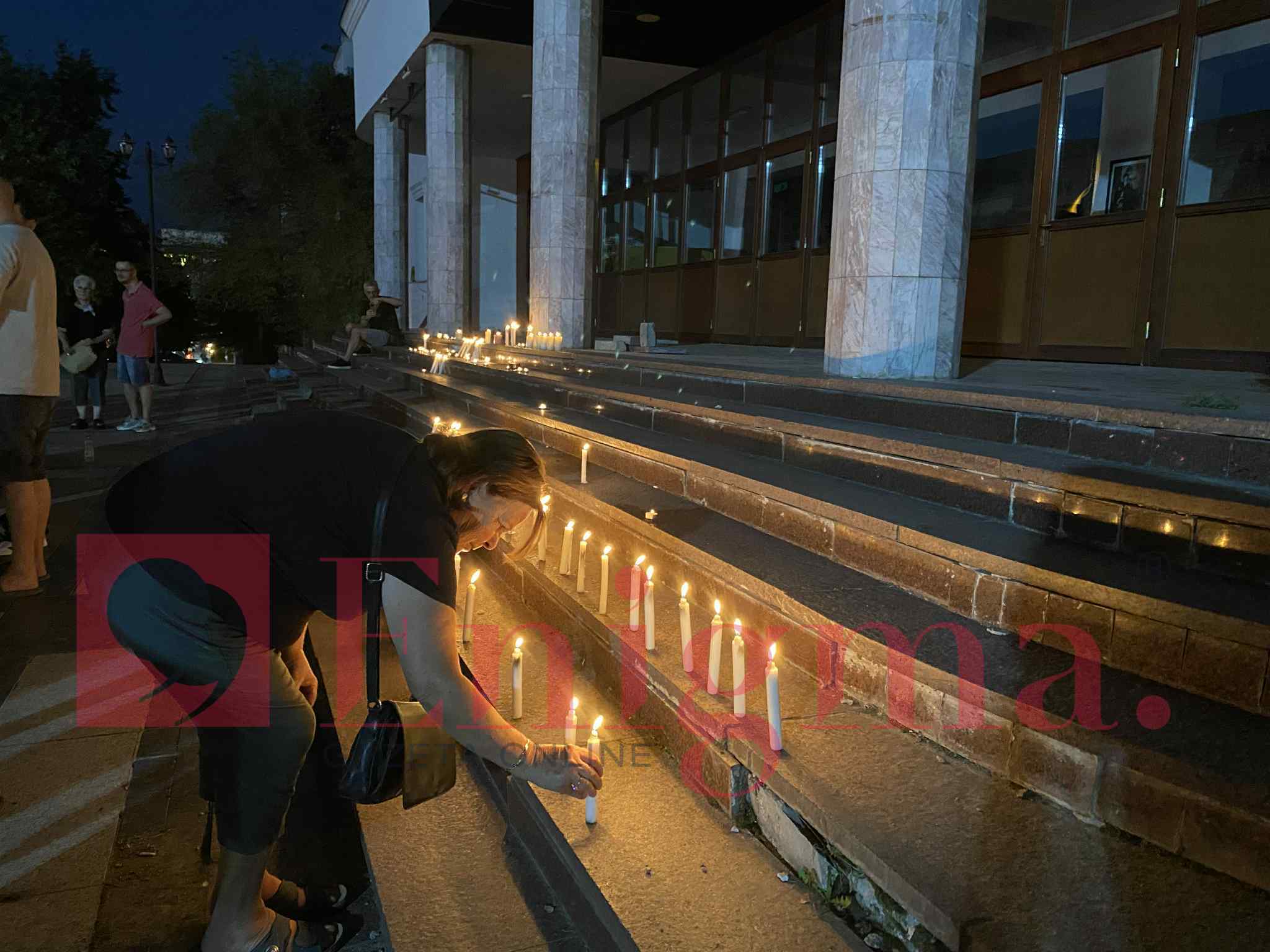 Ndizen qirinjtë në shenjë solidarizimi për tre të vrarët në rastin tragjik në Gjilan