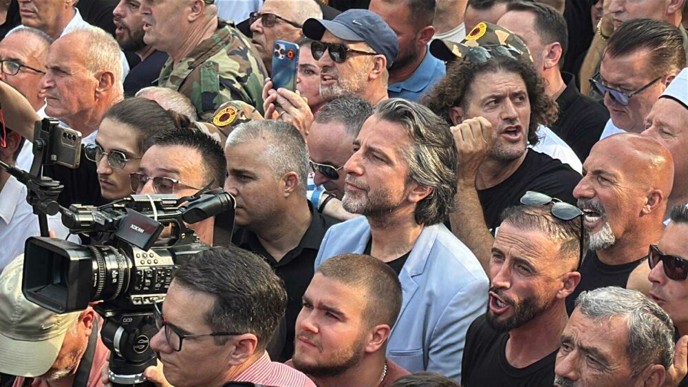 Edhe Përparim Rama merr pjesë në protestë