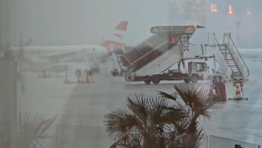 Rinisin fluturimet në aeroportin e Rinasit pas ndërprerjes për shkak të stuhisë