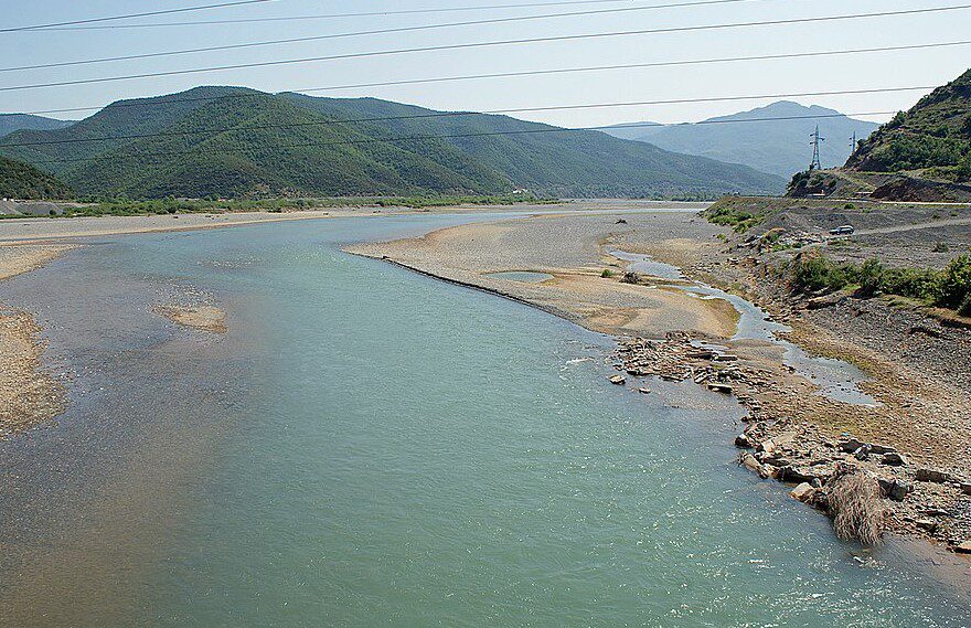 Zhduket një person në lumin Mat, nisin kërkimet