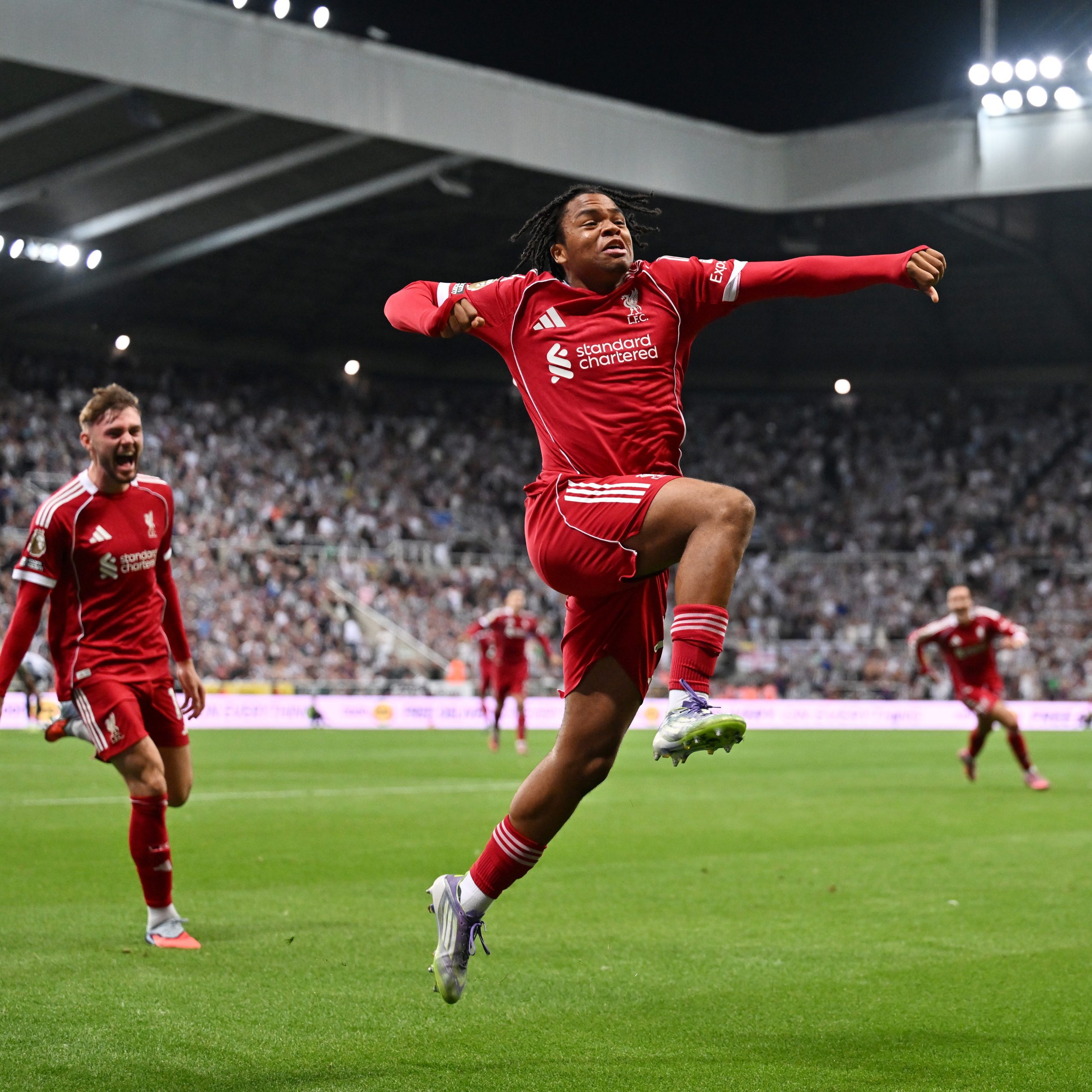 Liverpool fiton ndaj Newcastle në një ndeshje të çmendur me pesë gola dhe karton të kuq