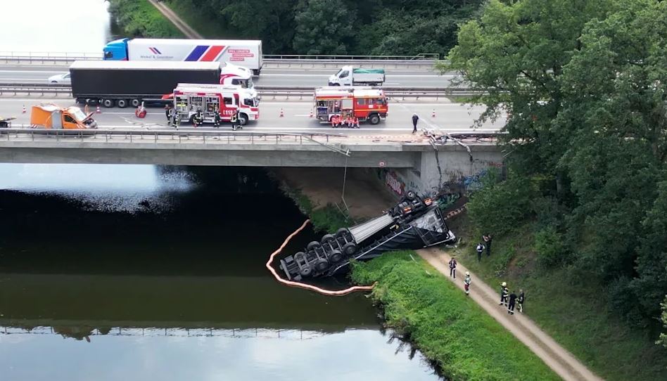 Kamioni bie në lumë nga ura e autostradës në Gjermani