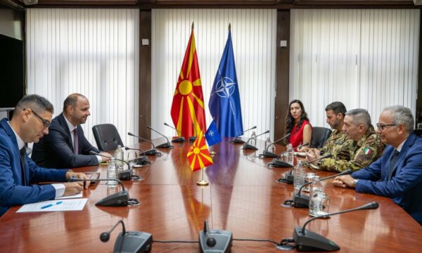 Komandant i KFOR-it  takohet me ministrin e mbrojtjes së Maqedonisë së Veriut