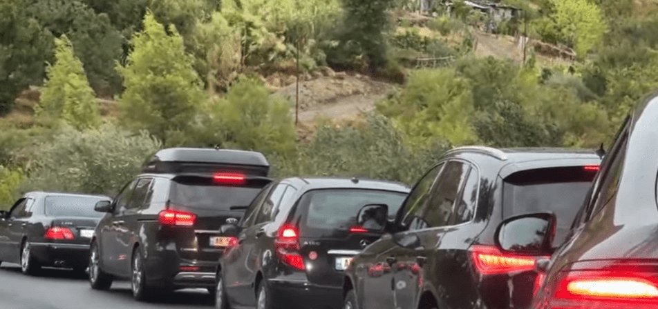 Reshjet shkaktojnë trafik të rënduar, pushuesit largohen nga plazhet e Velipojës dhe Shëngjinit