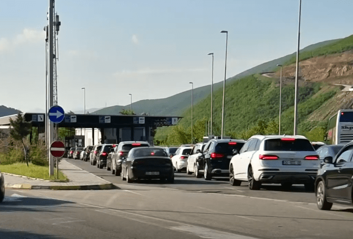 Kaq po presin mërgimtarët në pikat kufitare për të dalë nga Kosova