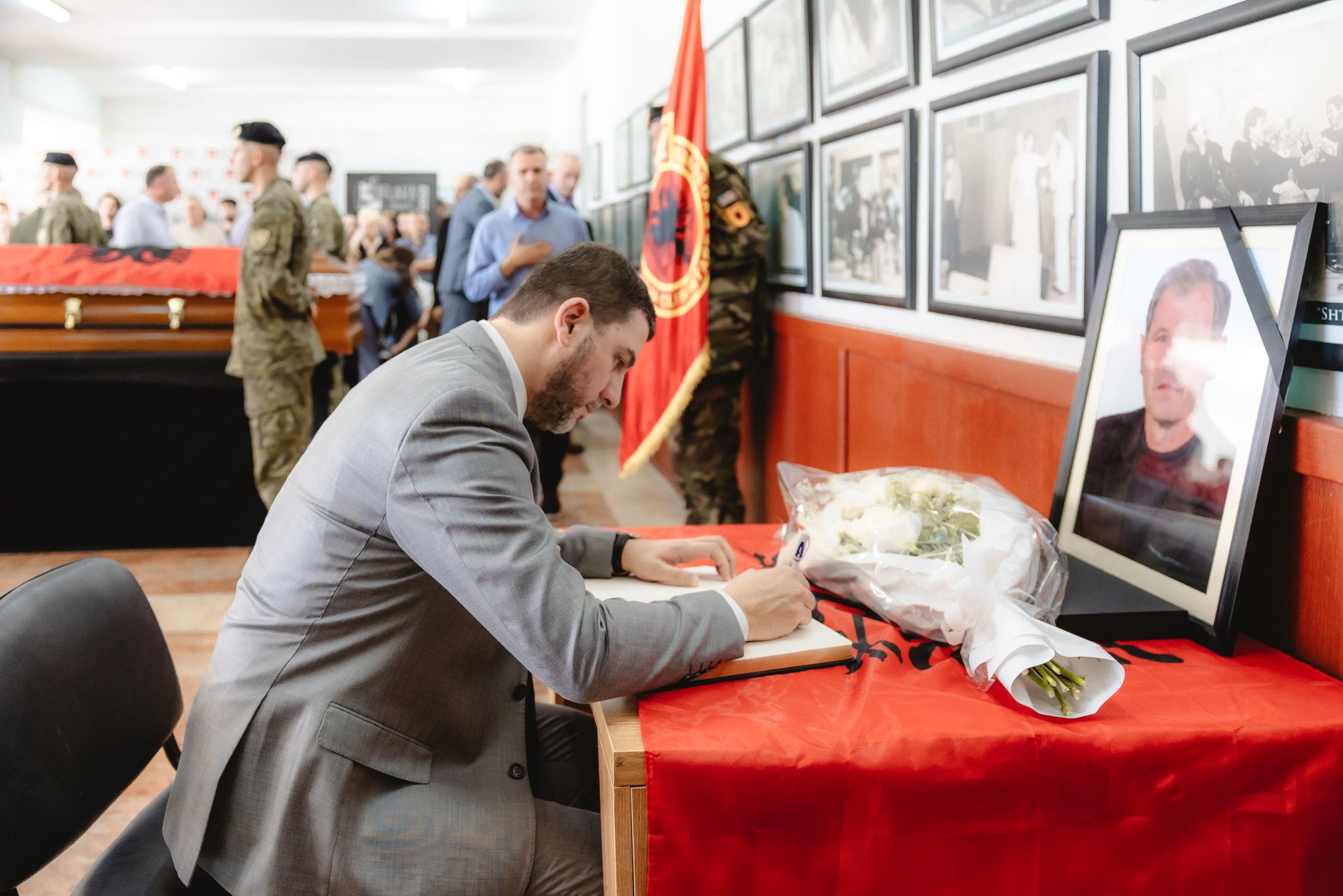 Krasniqi merr pjesë në varrimin e Ilmi Ramadanit